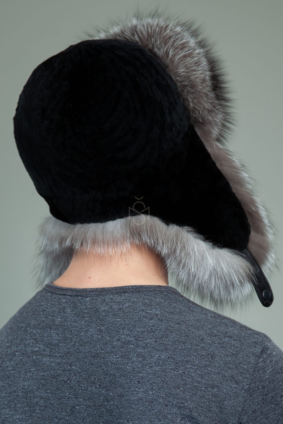 juodo avikailio ir juodsidabres lapes kepure su susegamomis ausimis