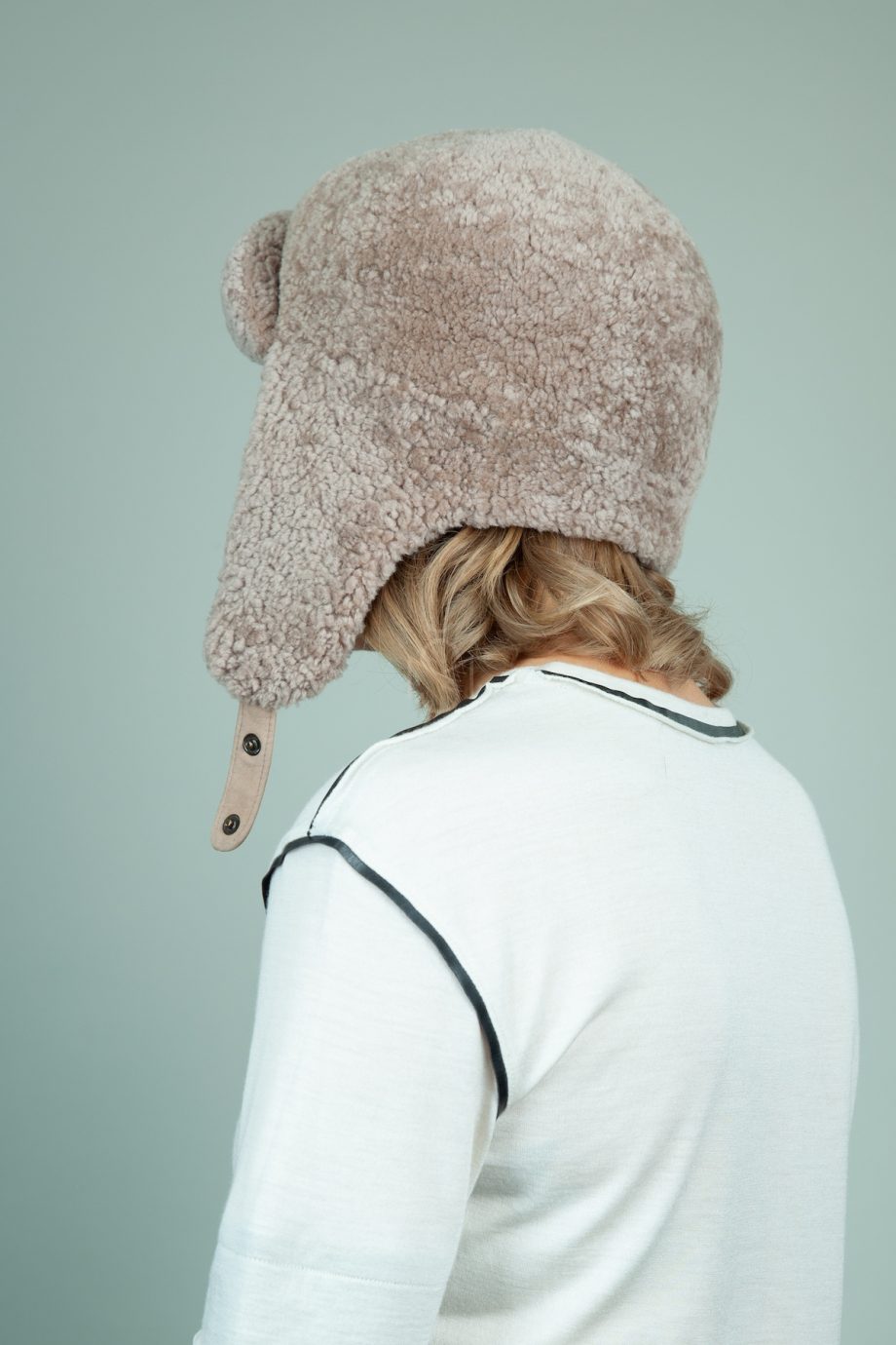 biezinio avikailio kailio kepure su susegamomis ausimis