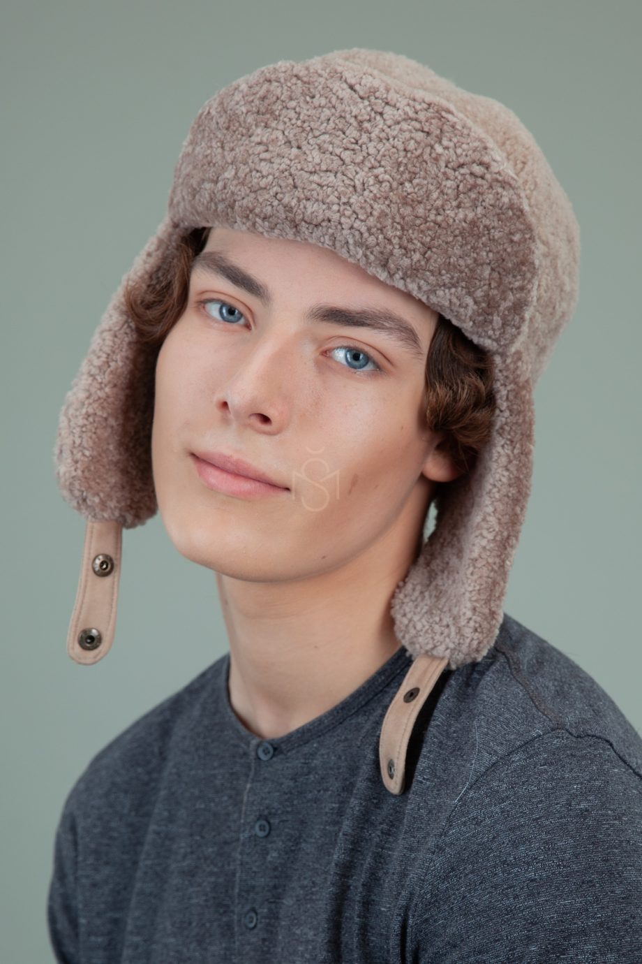 biezinio avikailio kailio kepure su susegamomis ausimis