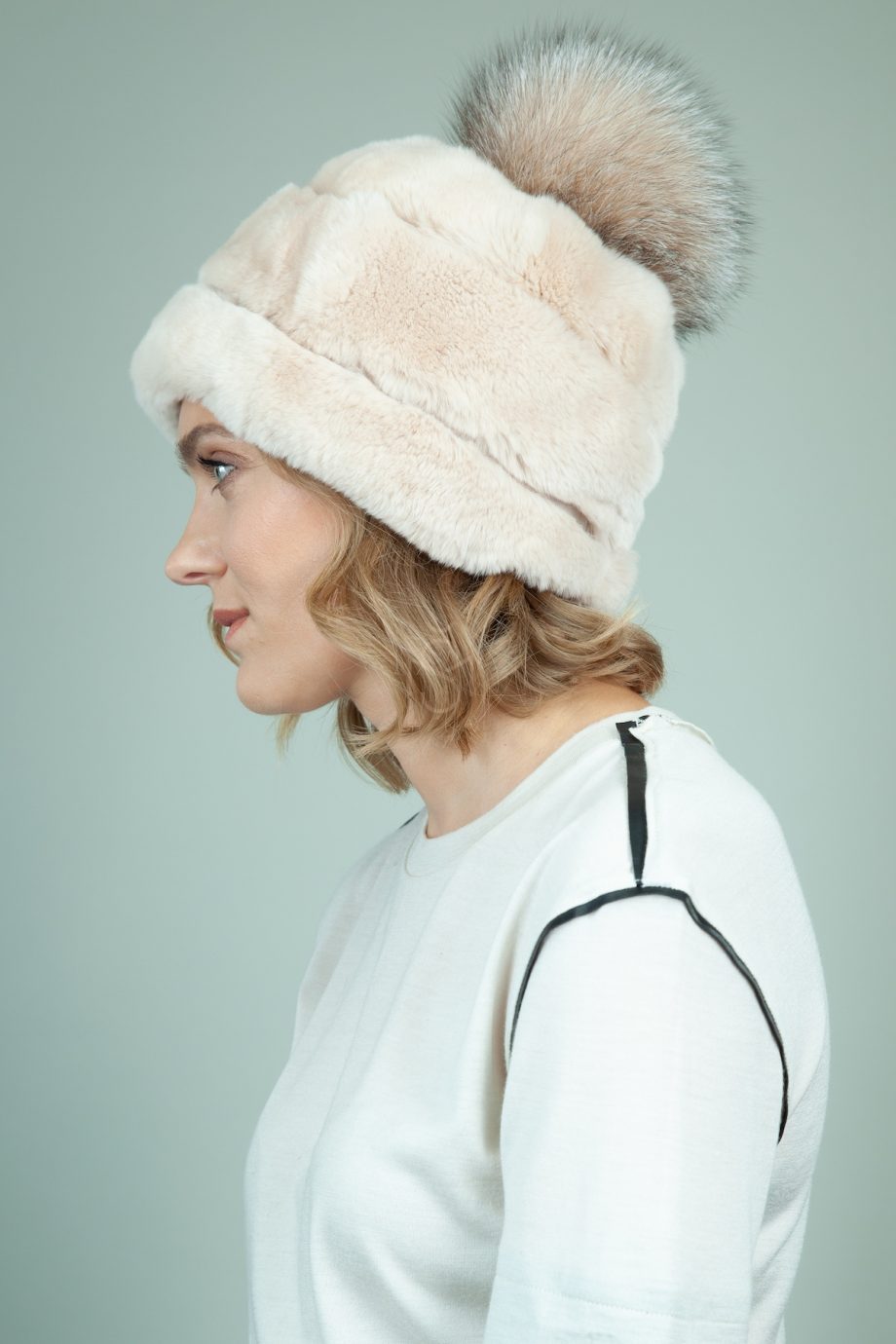 biezinio triusio kailio kepure su odos interpais ir lapes bumbulu