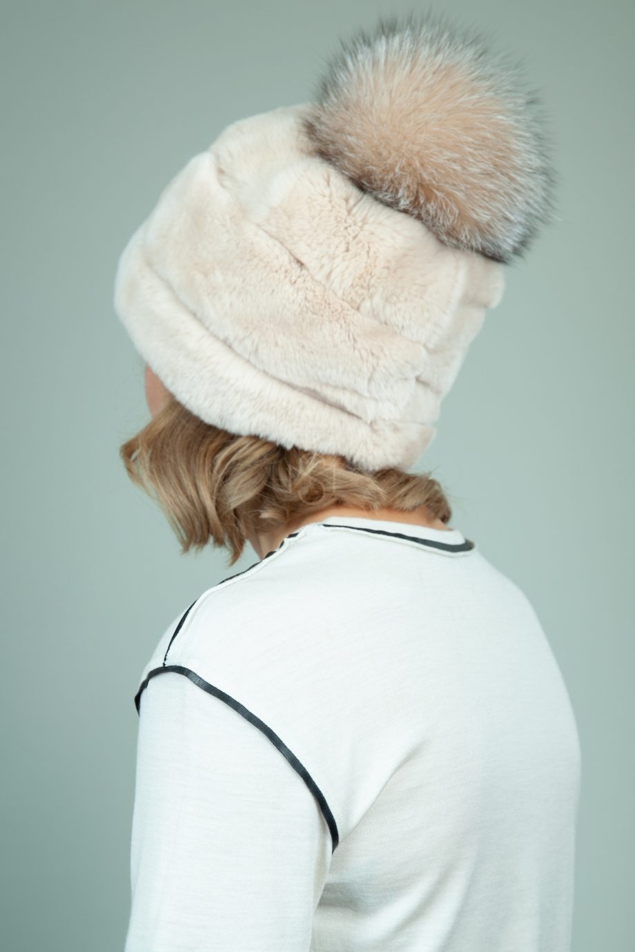 biezinio triusio kailio kepure su odos interpais ir lapes bumbulu