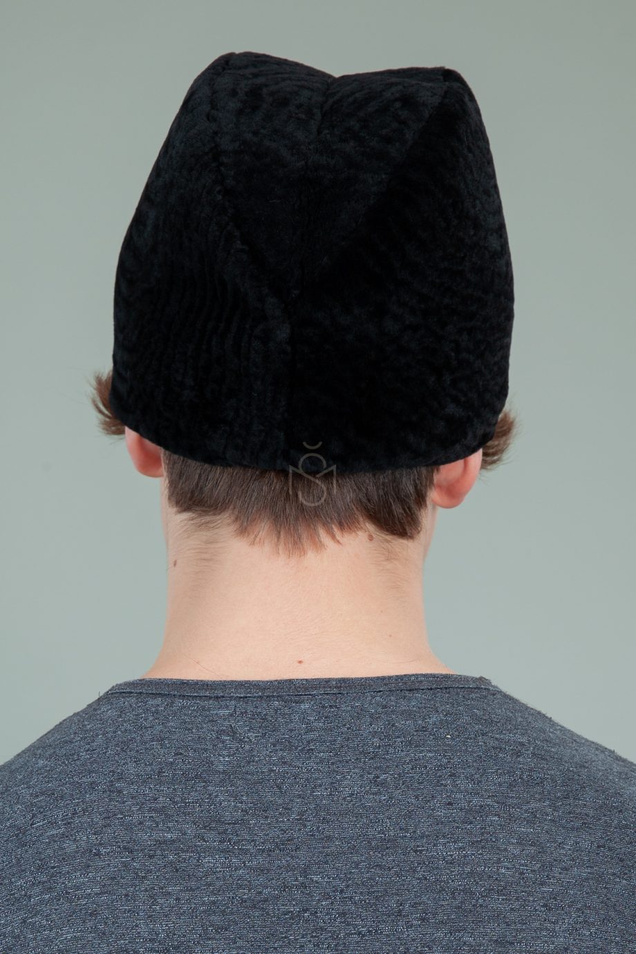 juodo avikailio kepure su atvartu ausims