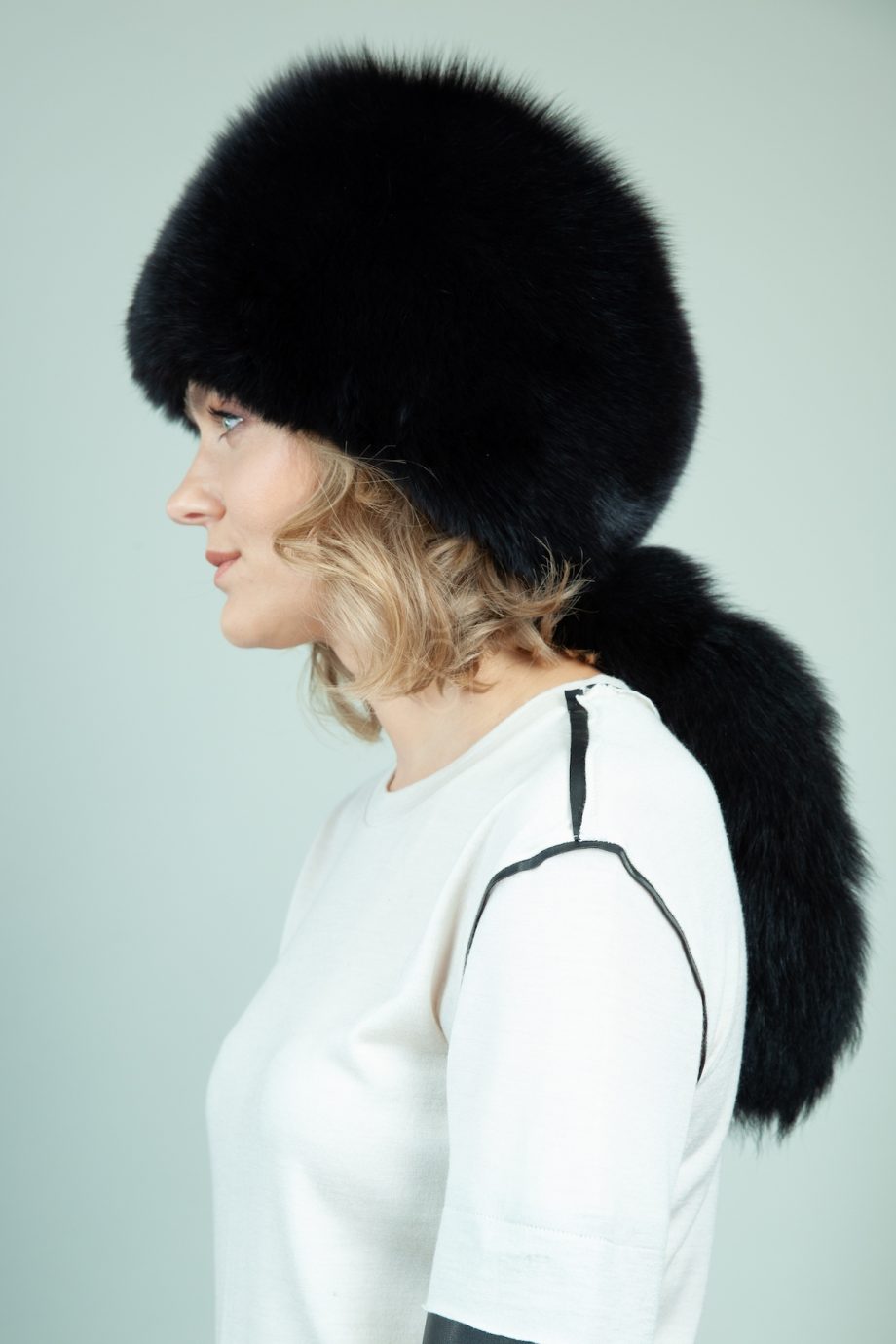 juodos lapes kailio kepure su prisegama uodega moterims